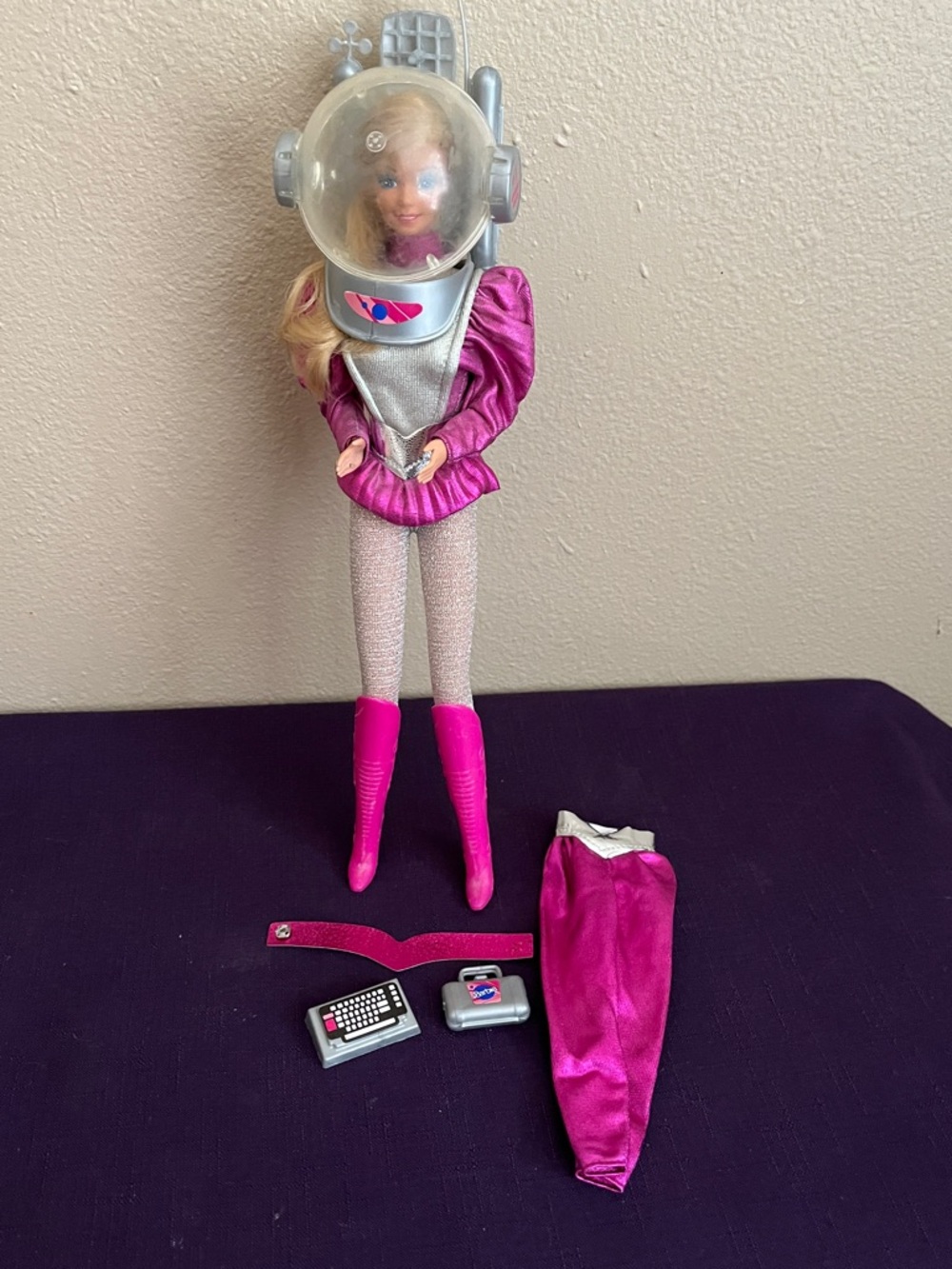 Vintage Astronaut Barbie Doll with Outfit and Accessories  (Mattel  1985) - Picture 3 of 3